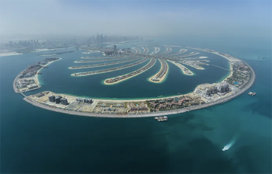 Palm Jumeirah là quần đảo nhân tạo lớn nhất thế giới nằm tại Dubai, Các Tiểu vương quốc Ả Rập Thống nhất (UAE), được ví như 