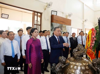 Tổng Bí thư, Chủ tịch nước dâng hương tưởng niệm Chủ tịch Hồ Chí Minh tại Thái Lan