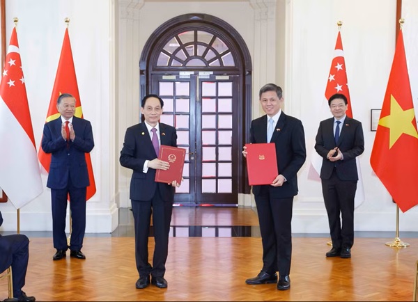 Tổng Bí thư, Chủ tịch nước Tô Lâm chứng kiến trao văn kiện hợp tác giữa Việt Nam và Singapore