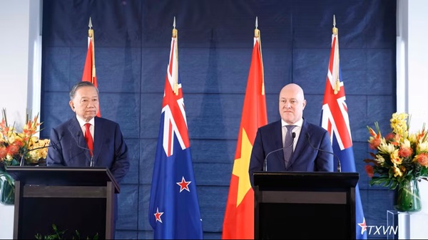 Tổng Bí thư, Chủ tịch nước Tô Lâm và Thủ tướng New Zealand gặp gỡ báo chí, chứng kiến trao văn kiện hợp tác