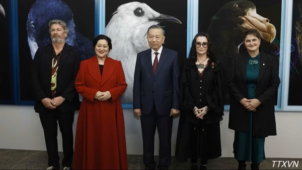 Tổng Bí thư, Chủ tịch nước Tô Lâm và Toàn quyền New Zealand Dame Cindy Kiro thăm triển lãm ảnh của nghệ sĩ Fiona Pardington