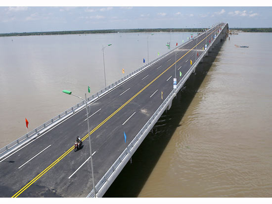 Co Chien Bridge opens for traffic in Mekong Delta 