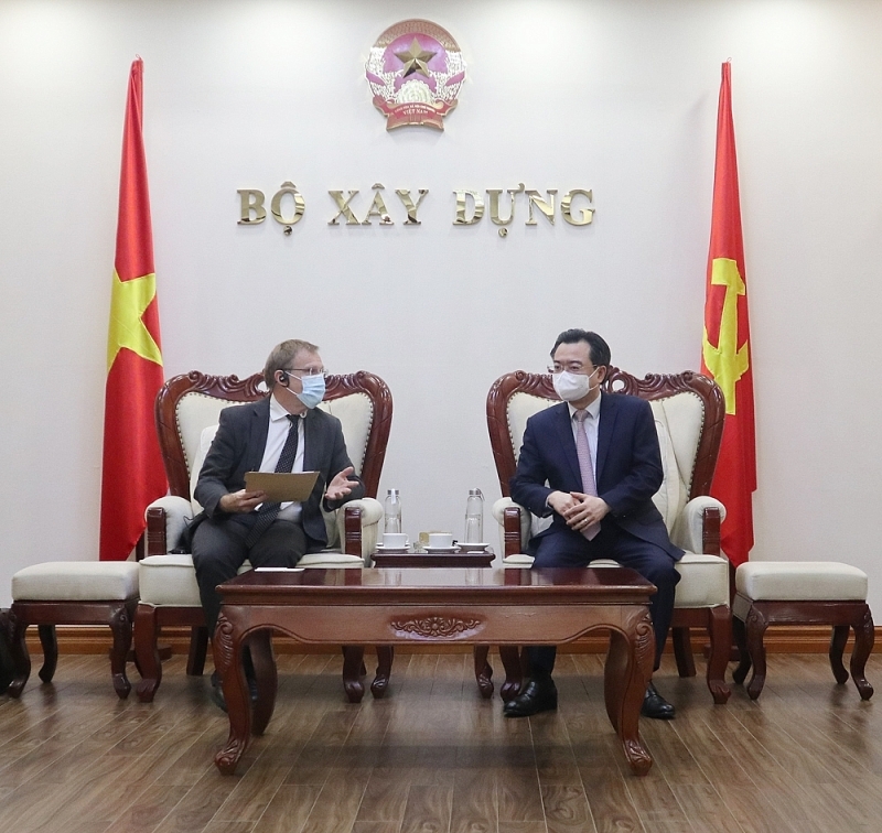 Minister Nguyen Thanh Nghi receives the Director of the French Development Agency in Vietnam
