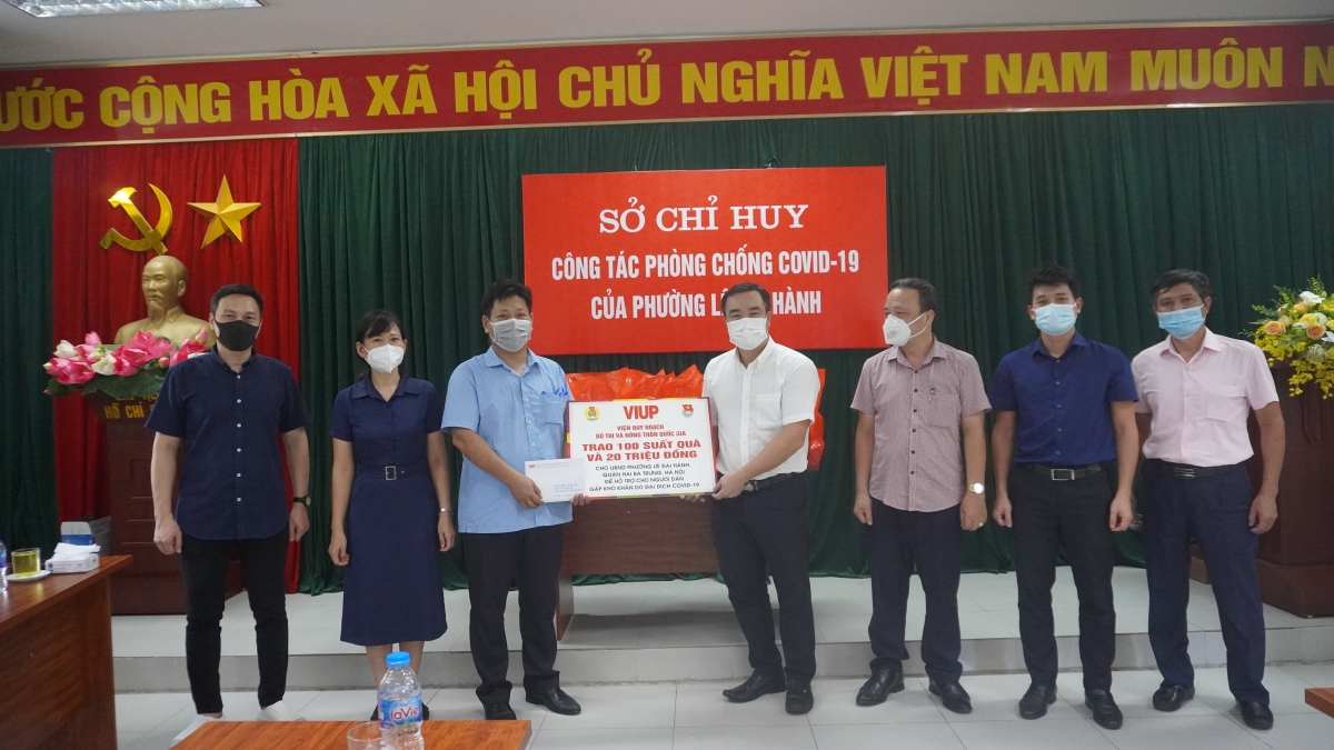 VIUP trao quà hỗ trợ các gia đình có hoàn cảnh khó khăn tại 2 phường: Lê Đại Hành và Thanh Nhàn (quận Hai Bà Trưng)