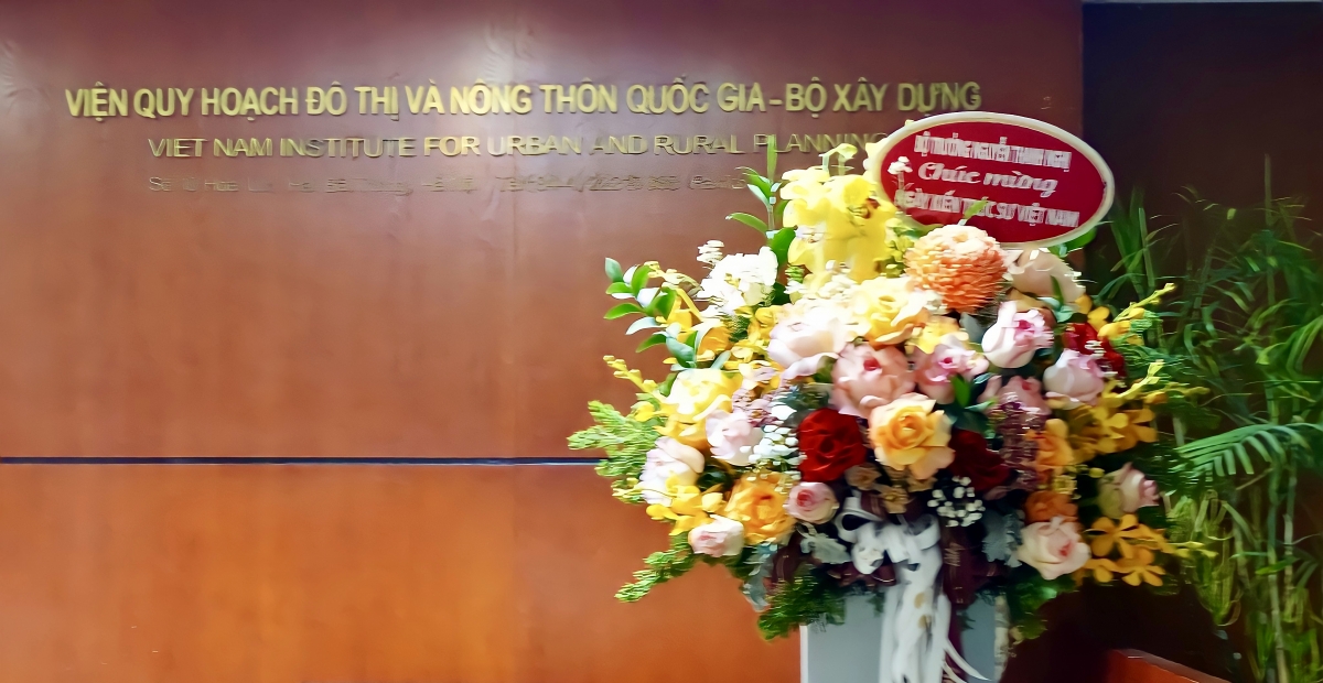Bộ trưởng Nguyễn Thanh Nghị gửi tặng lẵng hoa chúc mừng VIUP