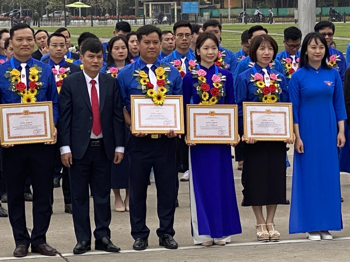 Tuyên dương đảng viên trẻ tiêu biểu thuộc Đảng bộ Viện Quy hoạch đô thị và nông thôn quốc gia.  