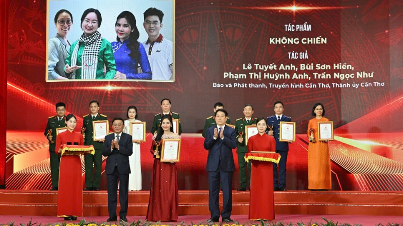 Trao giải Cuộc thi chính luận về bảo vệ nền tảng tư tưởng của Đảng lần thứ 5