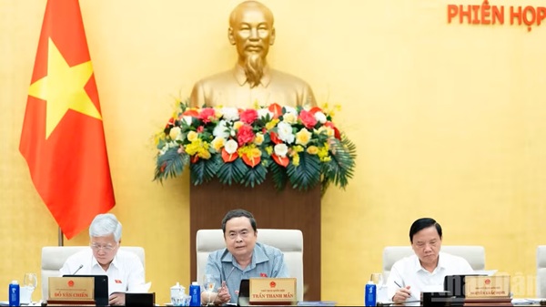 Dân chủ gắn với pháp quyền, kỷ cương, kỷ luật, trách nhiệm