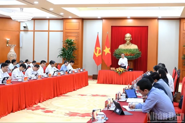 Tháo gỡ “điểm nghẽn”, xây dựng năng lực nghiên cứu, dự báo, tham mưu chiến lược đủ mạnh