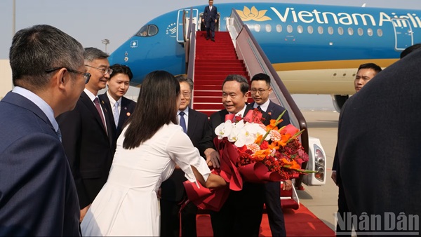 Chủ tịch Quốc hội Trần Thanh Mẫn đến thủ đô Bắc Kinh, bắt đầu thăm chính thức Trung Quốc