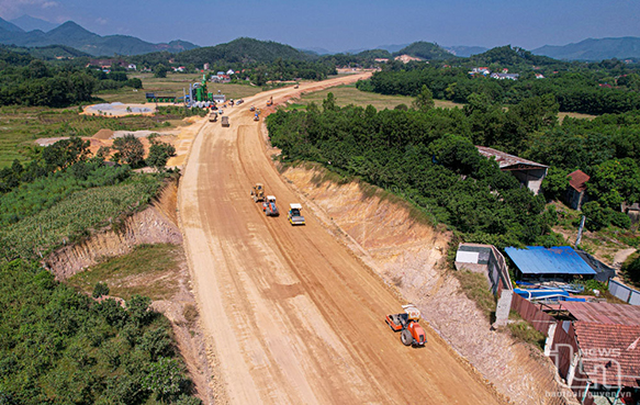 Phát triển mạnh hạ tầng kết nối vùng