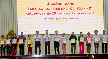 Chủ tịch nước dự lễ bàn giao 1.400 căn nhà Đại đoàn kết ở Hậu Giang