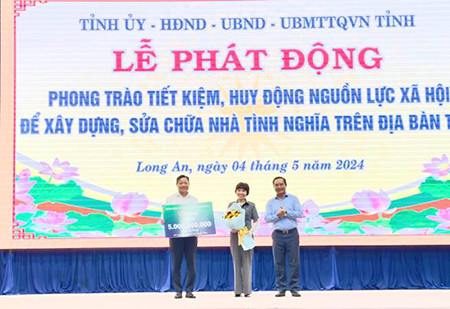 LONG AN PHÁT ĐỘNG PHONG TRÀO TIẾT KIỆM HUY ĐỘNG NGUỒN LỰC XÃ HỘI ĐỂ XÂY DỰNG, SỬA CHỮA NHÀ TÌNH NGHĨA TRÊN ĐỊA BÀN TỈNH