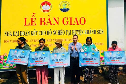 Bàn giao 10 căn nhà Đại đoàn kết cho hộ nghèo huyện Khánh Sơn