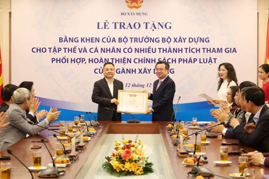 Trao tặng Kỷ niệm chương Vì sự nghiệp Xây dựng và Bằng khen của Bộ trưởng Bộ Xây dựng cho tập thể và cá nhân có nhiều thành tích tham gia phối hợp hoàn thiện chính sách pháp luật ngành Xây dựng