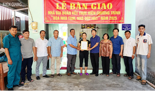 Xã Thạnh Trị bàn giao 29 căn nhà đại đoàn kết